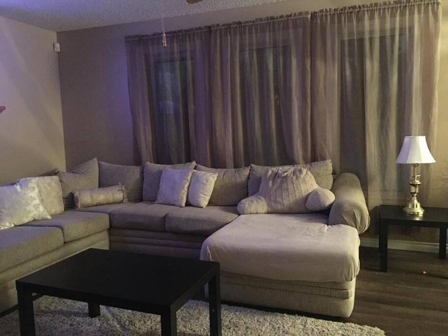 Renovated 4 Bedrooms 20 Sleeps Shopping Mall Edmonton Bagian luar foto