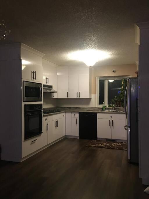 Renovated 4 Bedrooms 20 Sleeps Shopping Mall Edmonton Bagian luar foto