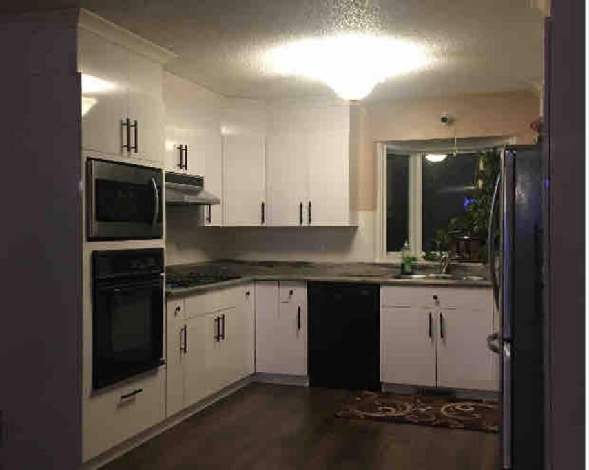 Renovated 4 Bedrooms 20 Sleeps Shopping Mall Edmonton Bagian luar foto