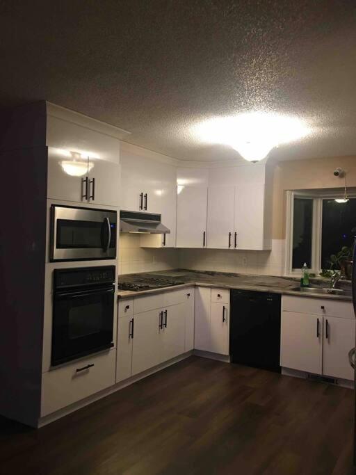 Renovated 4 Bedrooms 20 Sleeps Shopping Mall Edmonton Bagian luar foto