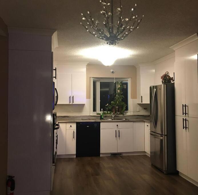 Renovated 4 Bedrooms 20 Sleeps Shopping Mall Edmonton Bagian luar foto